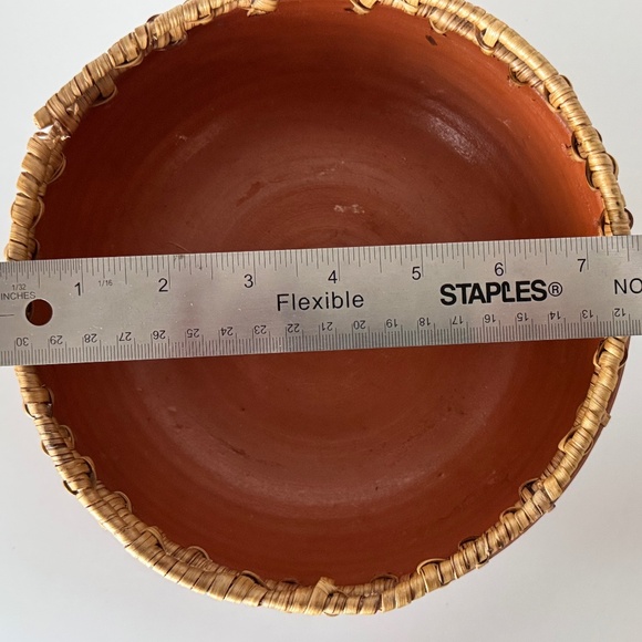 Vintage 90s Terracotta Bowl with Woven Reed Rim, handcrafted in Nigeria - Picture 9 of 9